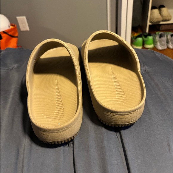 Nike Tan Slide Sandals - Picture 3 of 4